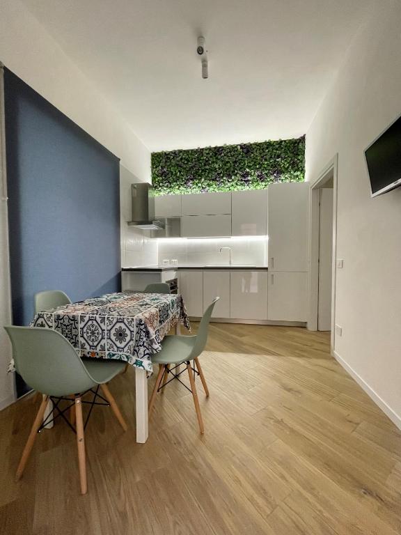 Una cocina y un comedor con mesa y sillas. en ALBARIA ROOMS-APARTMENTS, en Marsala