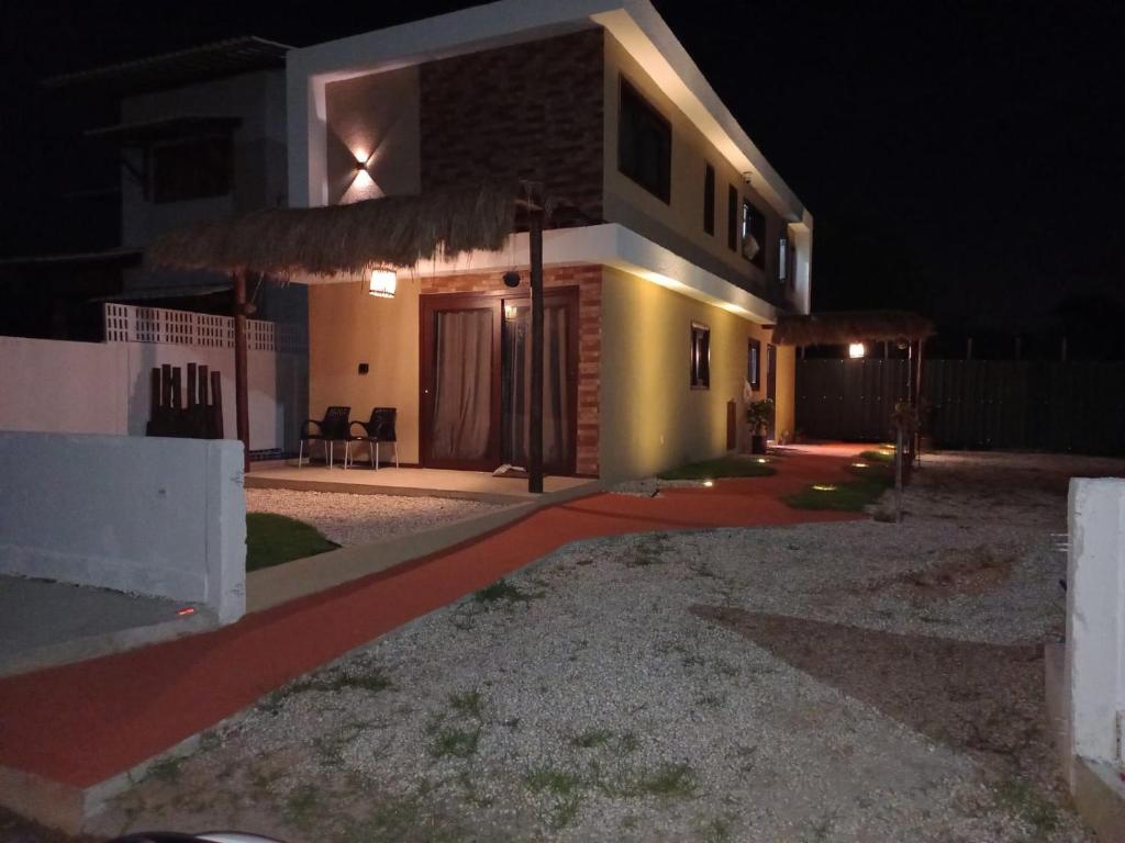 dom w nocy z ścieżką prowadzącą do drzwi wejściowych w obiekcie MRG Dúplex Novo Francês w mieście Marechal Deodoro