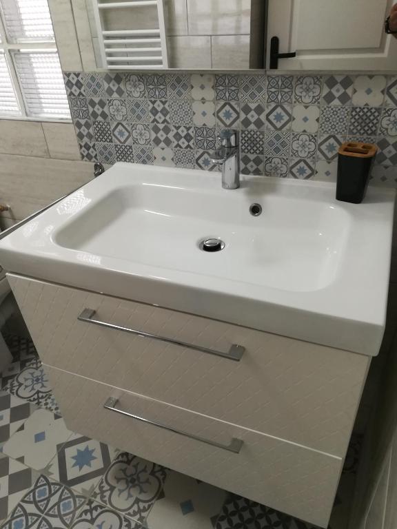 Bathroom sa Le Figuier - Paris Gare du Nord en 15 min -