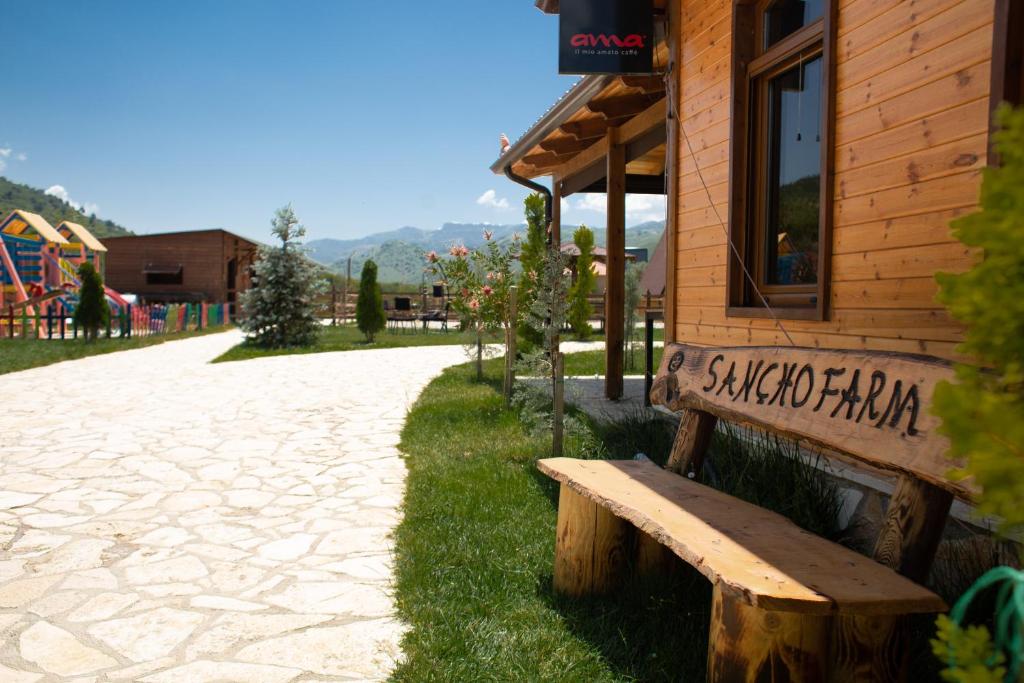 Večerní zábavní program pro hosty v ubytování Sancho Farm Albania