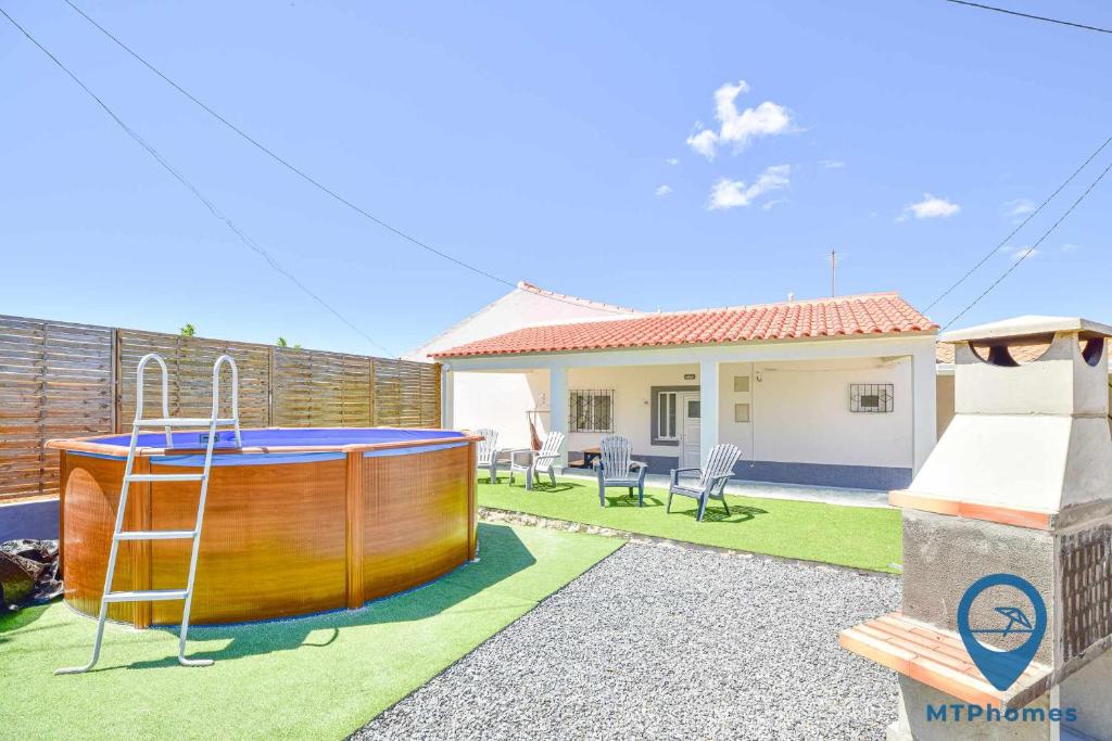 a hot tub in the yard of a house at Casa TiTeresa in Albufeira