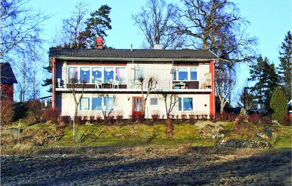 ein Haus auf einem Hügel in der Unterkunft Nice Apartment In Nshulta With Kitchen in Näshulta