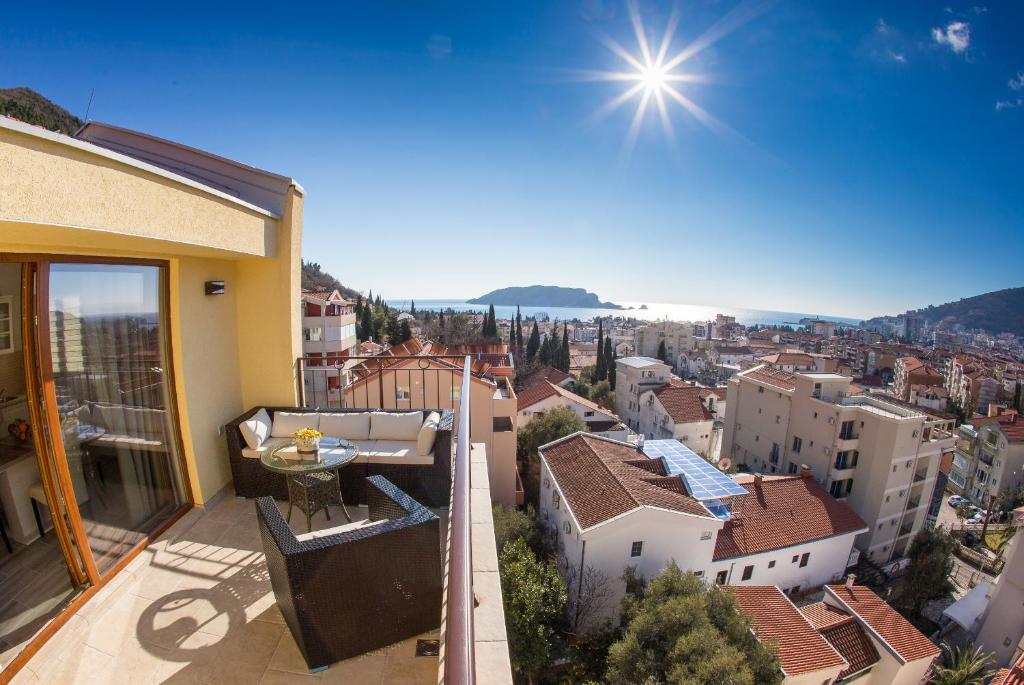 einen Blick auf die Stadt vom Balkon eines Hauses in der Unterkunft Arvala Lux Apartments in Budva