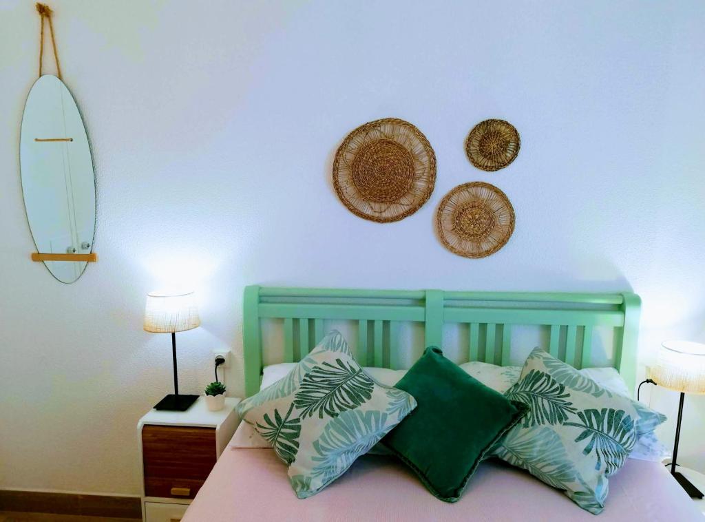 Un pat sau paturi într-o cameră la Apartamento Playa de Monte Gordo