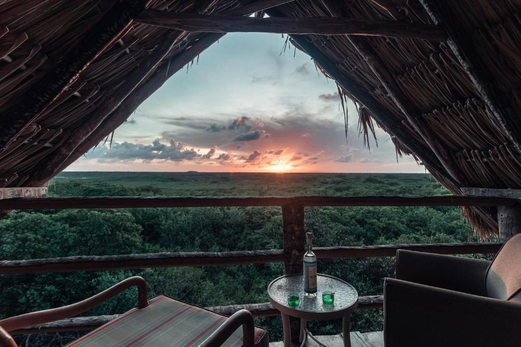 Camera con tavolo e vista sul tramonto di Hidden Treehouse Tulum Eco-Hotel a Tulum