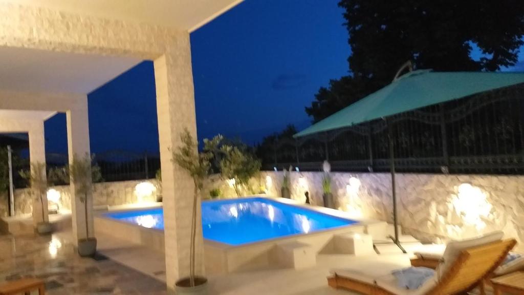 Bazén v ubytovaní Villa Mira Trogir alebo v jeho blízkosti