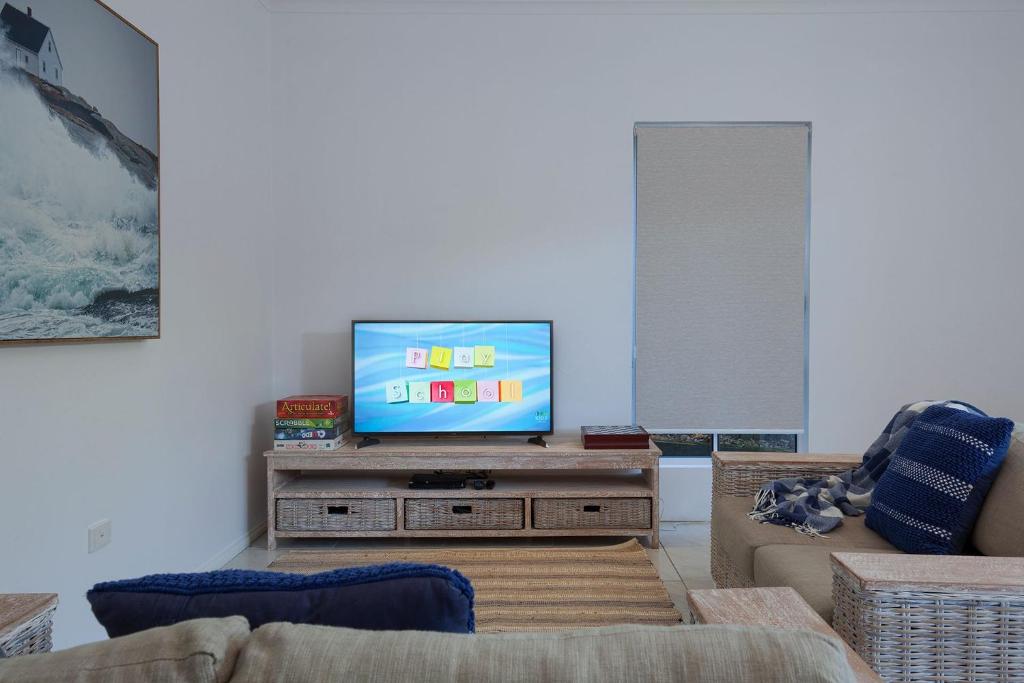 TV a/nebo společenská místnost v ubytování Villa Pandanus