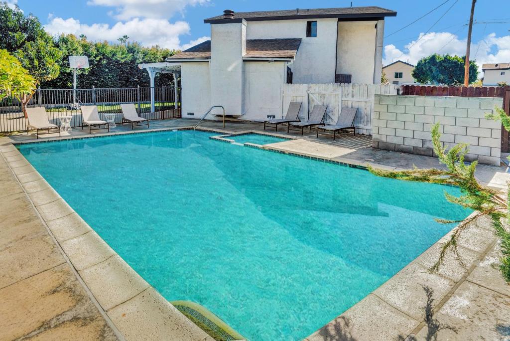 Kolam renang di atau di dekat A Super Private LA home with Amazing Design and Pool & Spa