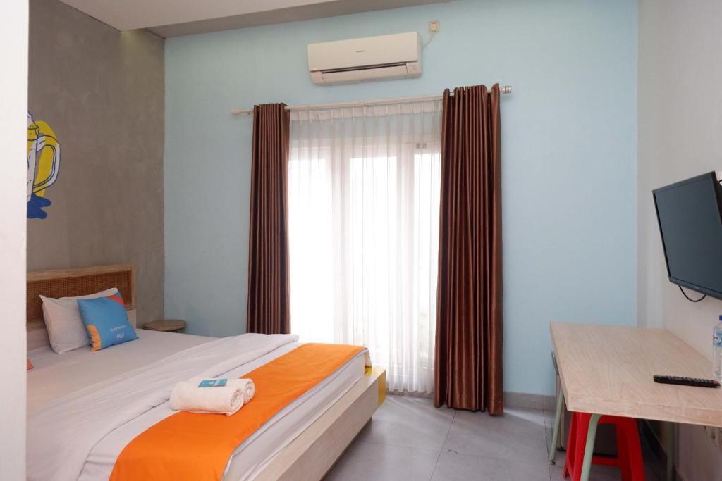 Postel nebo postele na pokoji v ubytování Sans Hotel Absari Yogyakarta