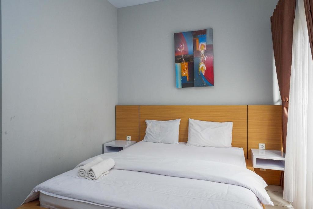 Postel nebo postele na pokoji v ubytování Sans Hotel Absari Yogyakarta