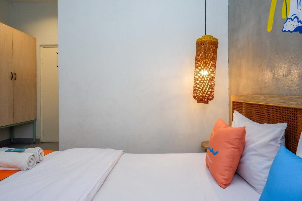Postel nebo postele na pokoji v ubytování Sans Hotel Absari Yogyakarta