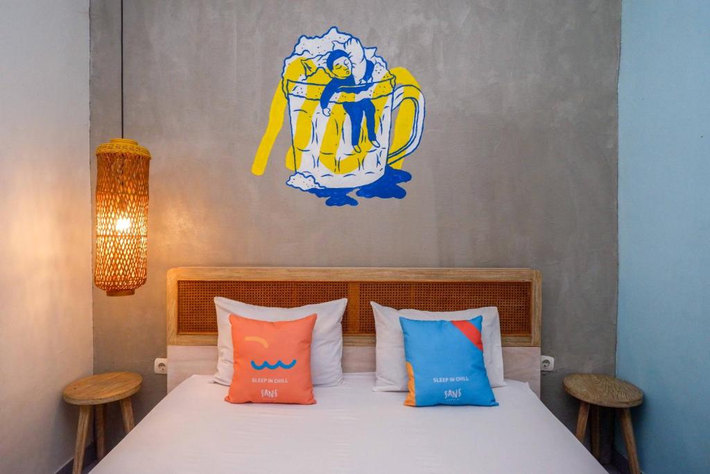 Postel nebo postele na pokoji v ubytování Sans Hotel Absari Yogyakarta