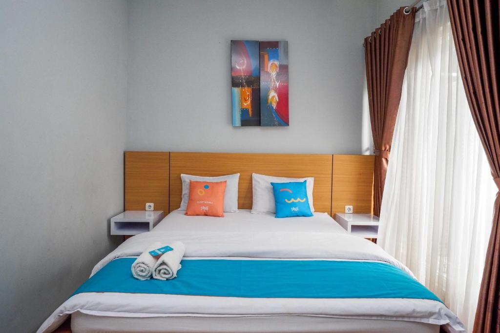 Postel nebo postele na pokoji v ubytování Sans Hotel Absari Yogyakarta