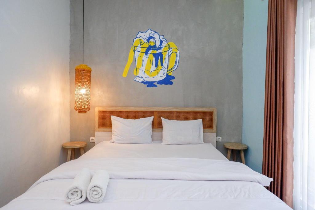 Postel nebo postele na pokoji v ubytování Sans Hotel Absari Yogyakarta