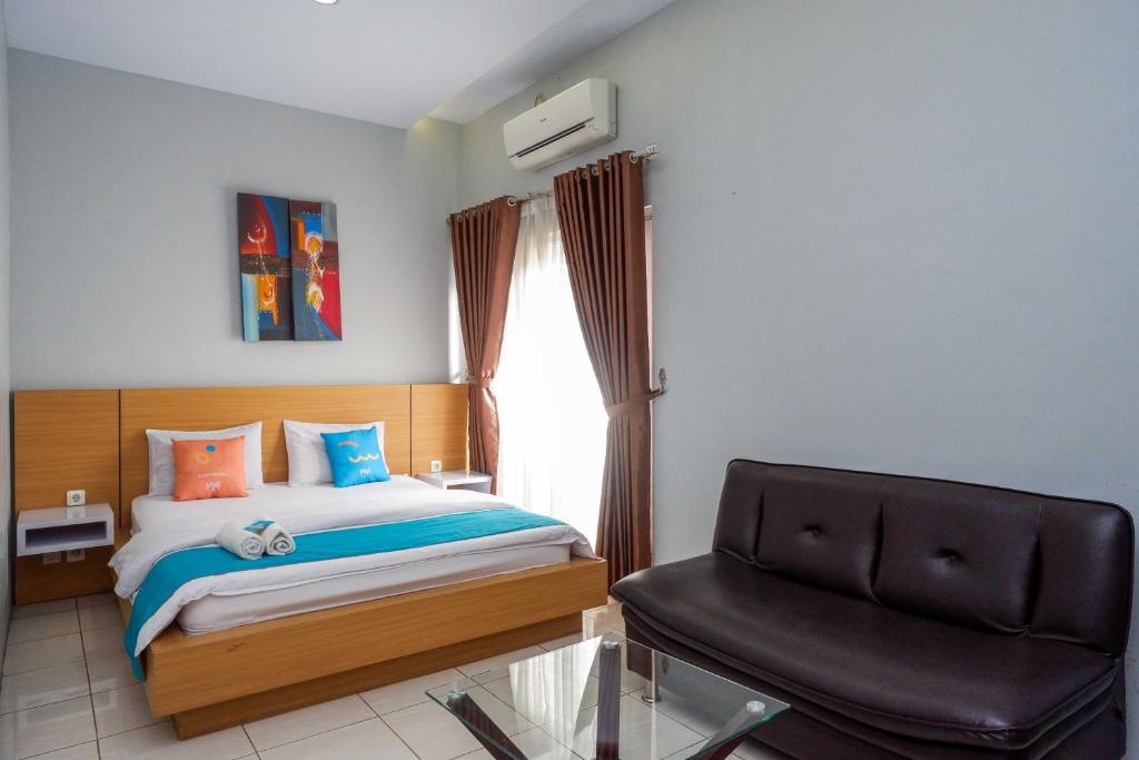 Postel nebo postele na pokoji v ubytování Sans Hotel Absari Yogyakarta