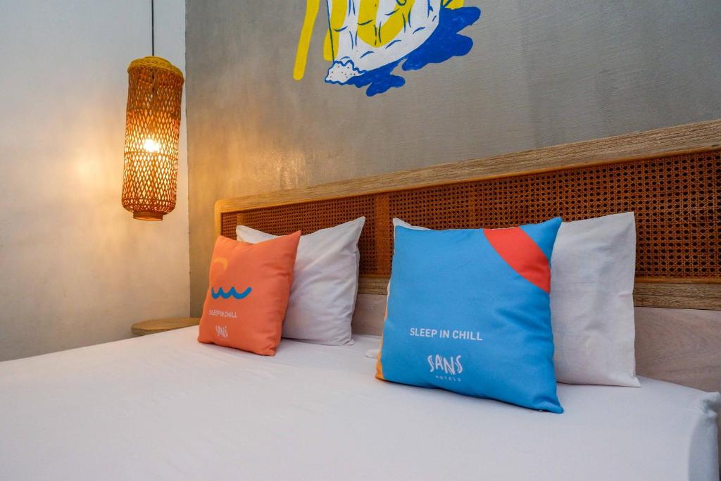 Postel nebo postele na pokoji v ubytování Sans Hotel Absari Yogyakarta