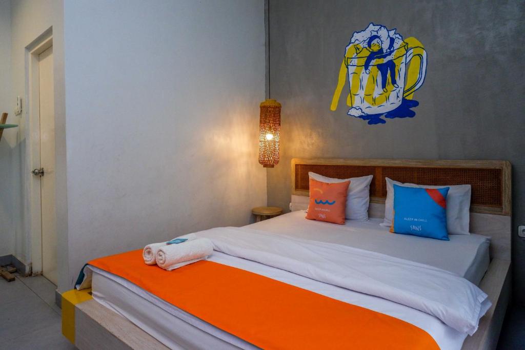 Postel nebo postele na pokoji v ubytování Sans Hotel Absari Yogyakarta