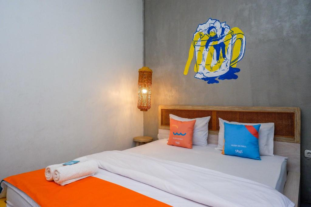 Postel nebo postele na pokoji v ubytování Sans Hotel Absari Yogyakarta