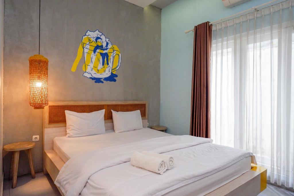 Postel nebo postele na pokoji v ubytování Sans Hotel Absari Yogyakarta