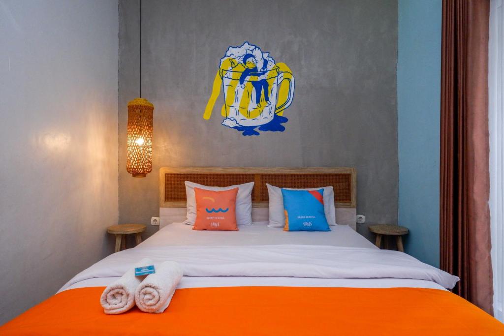 Postel nebo postele na pokoji v ubytování Sans Hotel Absari Yogyakarta