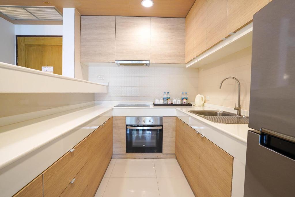 Kuchyň nebo kuchyňský kout v ubytování Hotel COCO Phuket Bangtao Beach