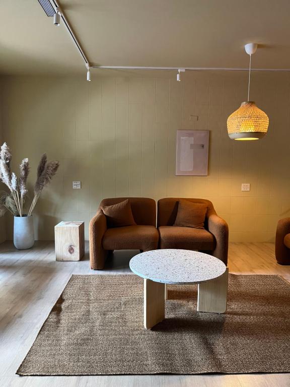 sala de estar con sofá y mesa en Nude, en Yilan City