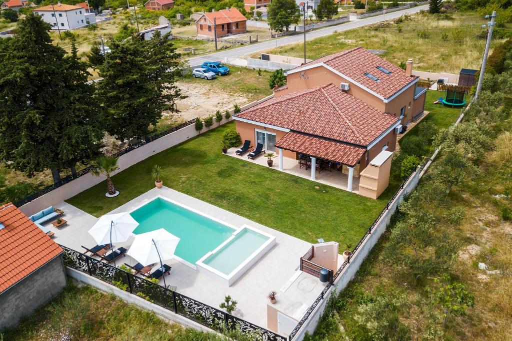 een luchtzicht op een huis met een zwembad bij Green Residence Villa in Smoković
