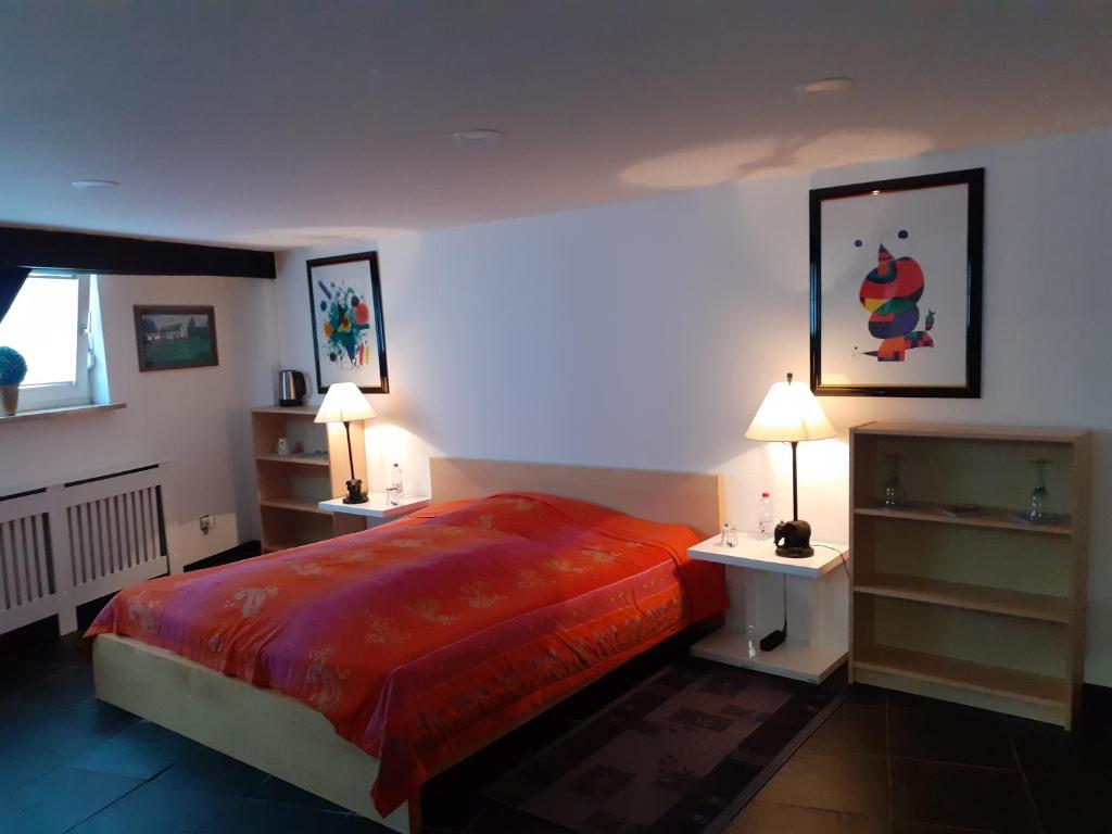 een slaapkamer met een bed en twee nachtkastjes en twee lampen bij Stadt nahes Zimmer im Zentrum von Unna in Unna
