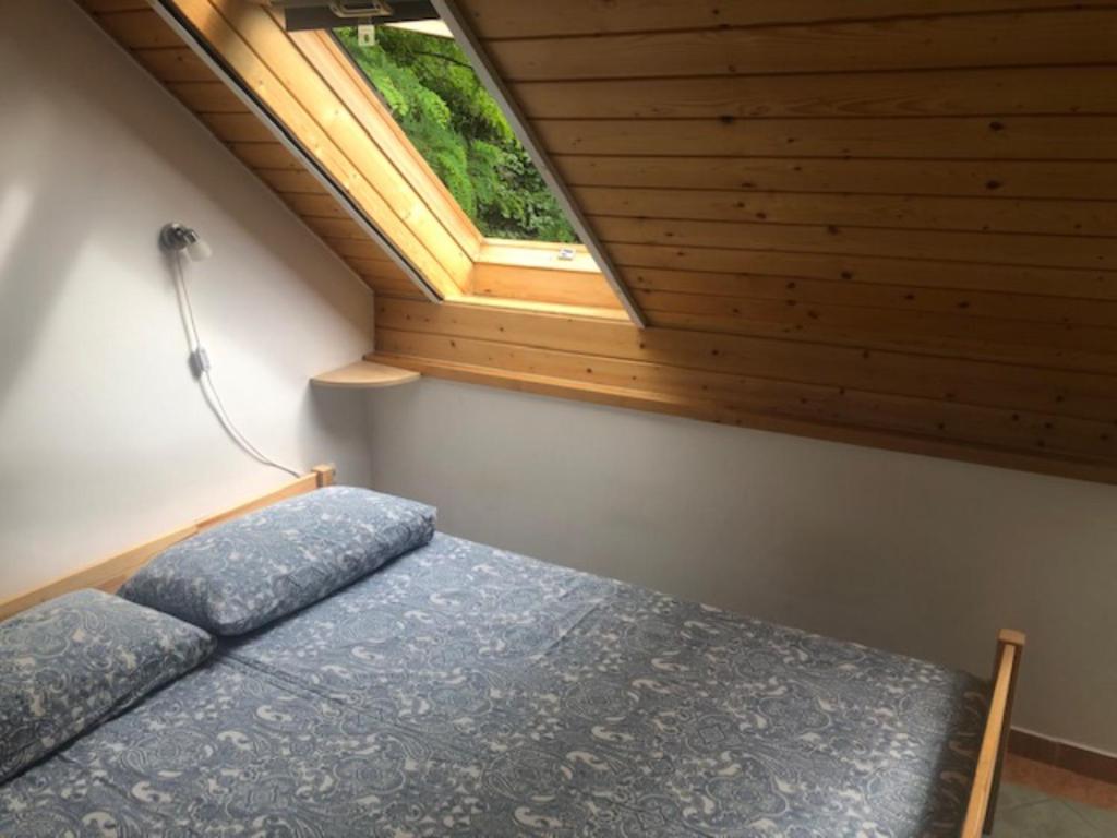 A bed or beds in a room at Tulipán ház