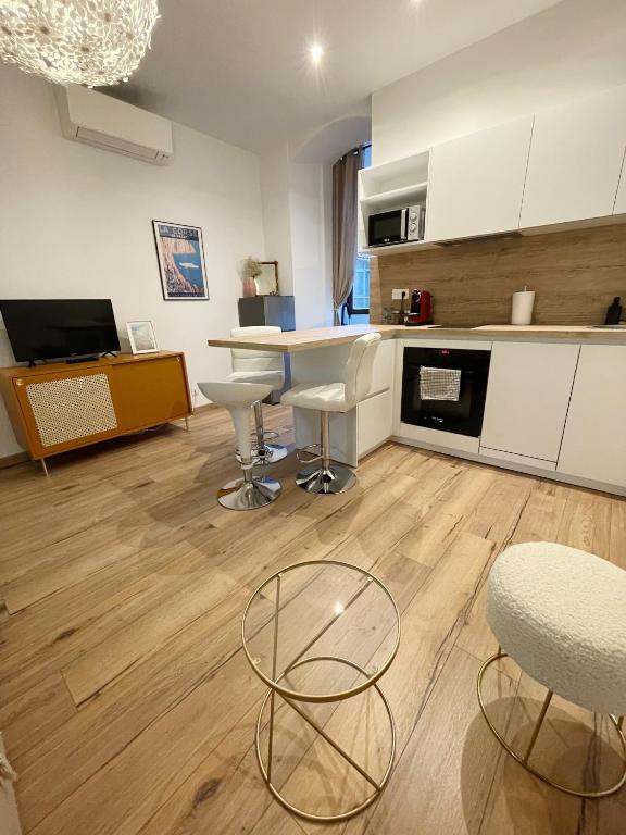 kuchnia ze stołem i krzesłami w pokoju w obiekcie T2 neuf hyper centre et calme w Ajaccio