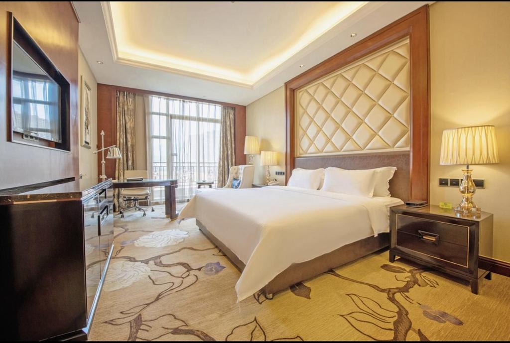Postel nebo postele na pokoji v ubytování Days Hotel by Wyndham Logan City Huizhou