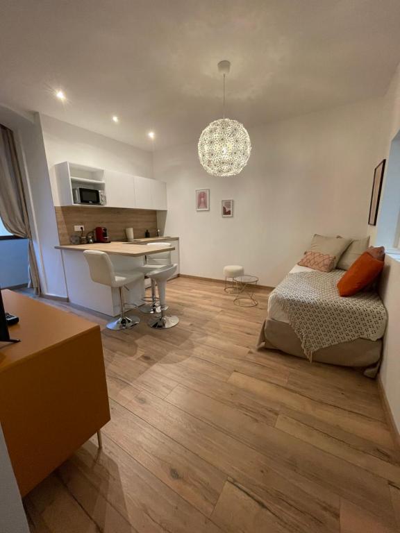 salon z łóżkiem i kuchnią w obiekcie T2 neuf hyper centre et calme w Ajaccio