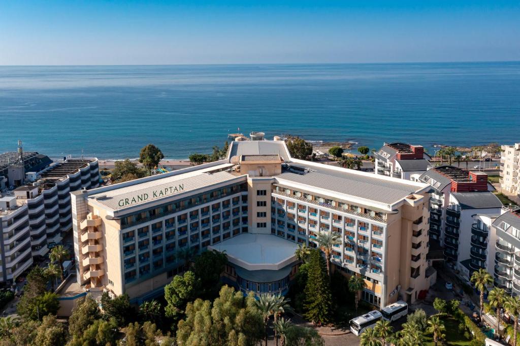 een luchtzicht op het gran paradiso hotel en de oceaan bij Hotel Grand Kaptan - Ultra All Inclusive in Alanya