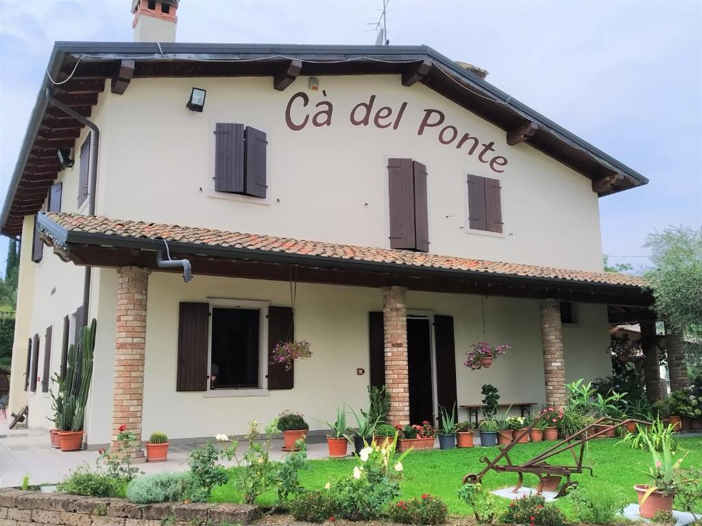 un bâtiment avec un panneau indiquant ca del pomote dans l'établissement Cà Del Ponte, à Costermano