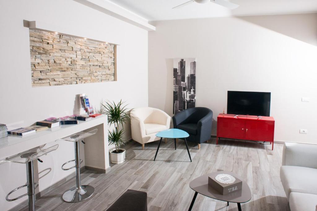 salon z kanapą, biurkiem i telewizorem w obiekcie Orsini Family Deluxe Apartment by Mamo Florence we Florencji