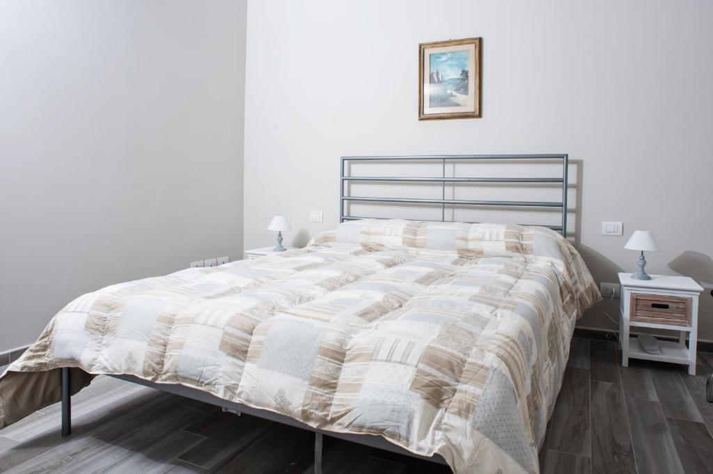 Łóżko lub łóżka w pokoju w obiekcie Orsini Family Deluxe Apartment by Mamo Florence