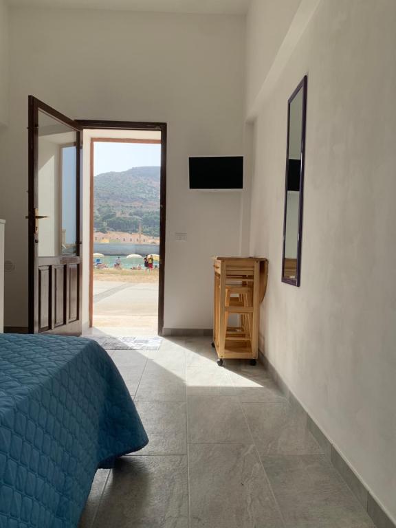 1 dormitorio con cama y vistas al océano en Favignana: La porta sul mare en Favignana