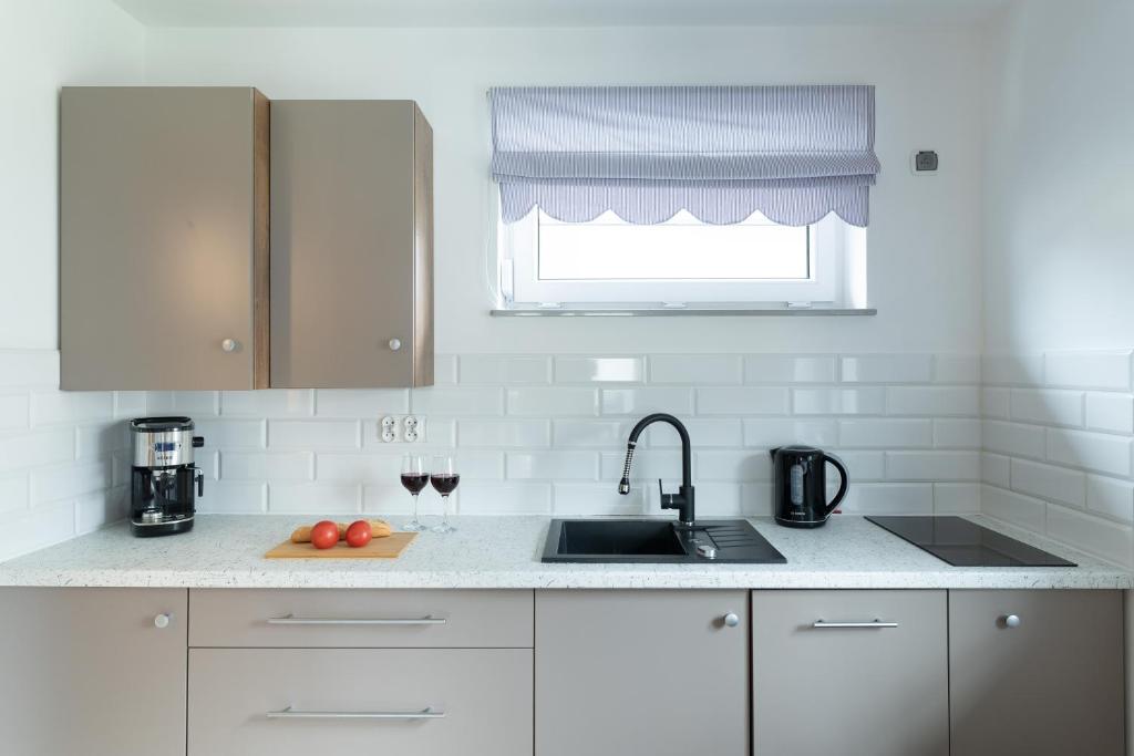 Kuchyňa alebo kuchynka v ubytovaní Apartamenty.in Jastrzębia Góra