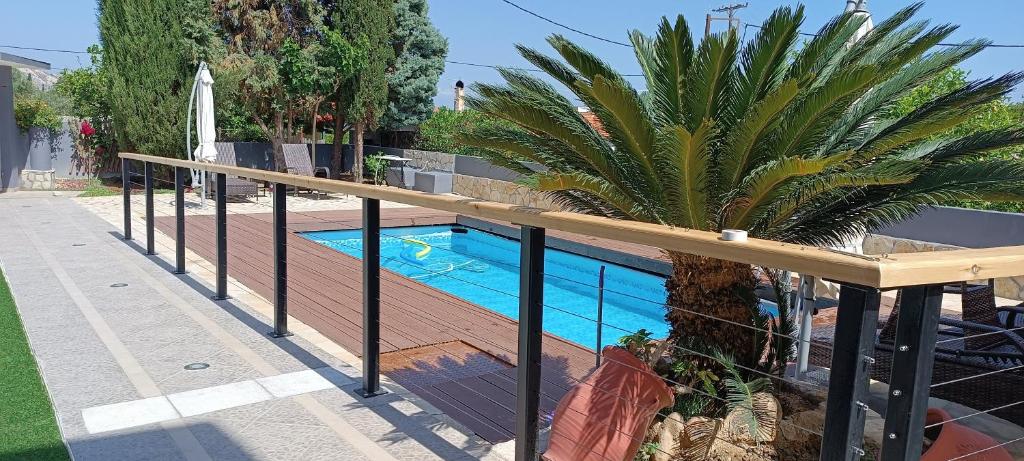 Bazén v ubytování Local Paradise Xilokastro nebo v jeho okolí