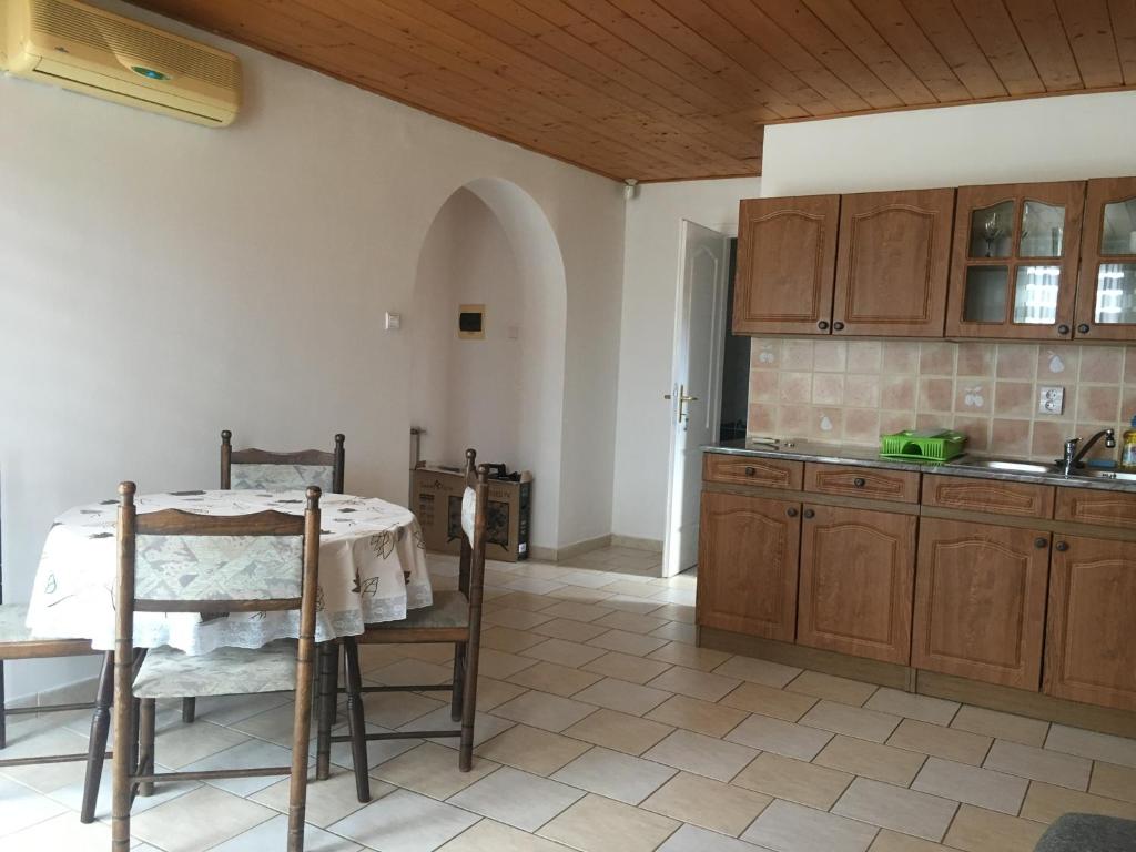 Kuchyňa alebo kuchynka v ubytovaní Napház Apartman