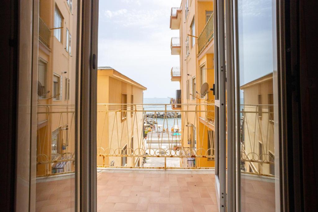 Aussicht aus dem Fenster eines Gebäudes in der Unterkunft Mirror of the Sea Apartment 5 mt from the beach in Salerno