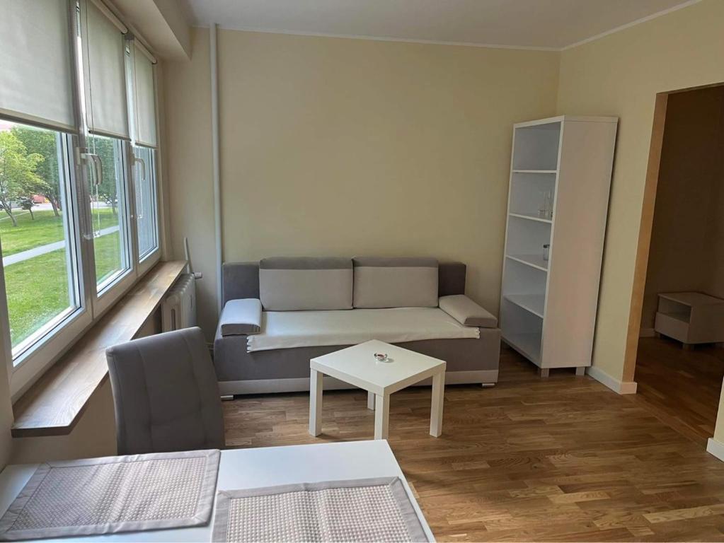 salon z kanapą i stołem w obiekcie Apartament Dworcowa w Olsztynie
