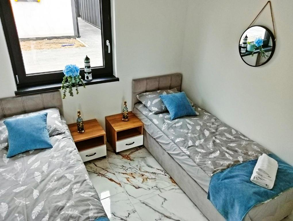 Postel nebo postele na pokoji v ubytování Domki NASZE GĄSKI Morze Bałtyckie, Gąski, Mielno, Sarbinowo