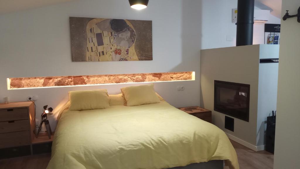 A bed or beds in a room at Casa Relojero