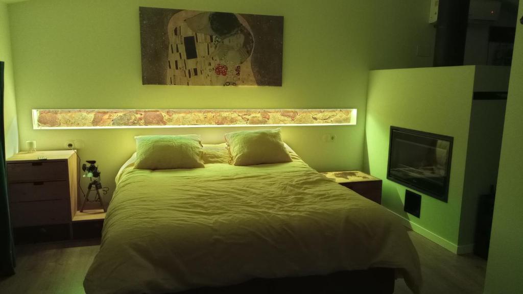 A bed or beds in a room at Casa Relojero
