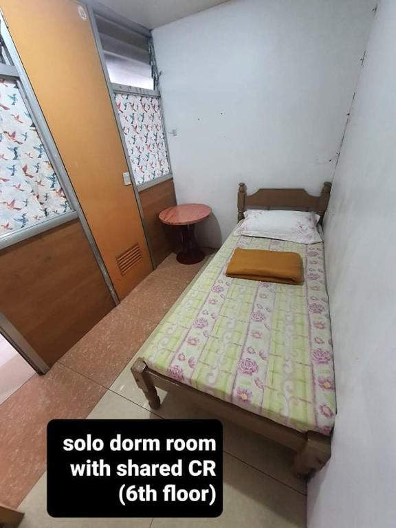 Postel nebo postele na pokoji v ubytování ASHBURN'S TRANSIENT BAGUIO-DORMITORY 6th floor