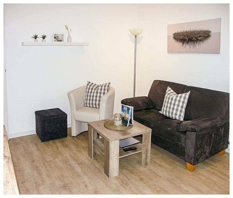 un soggiorno con divano e tavolino da caffè di Haus Götting Wohnung 2 a Norderney