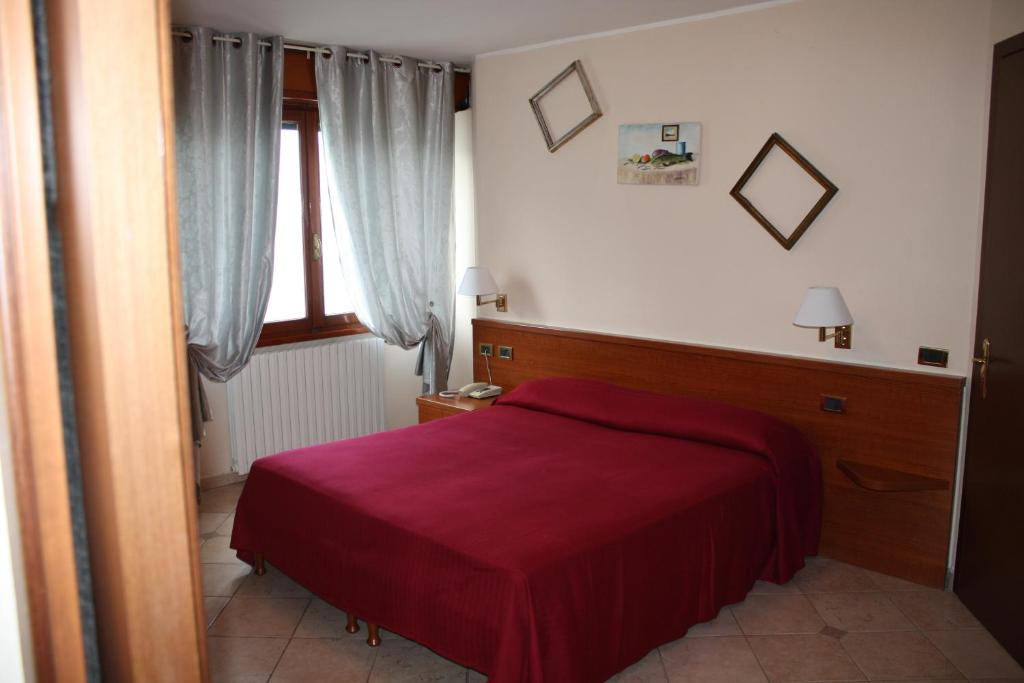Postel nebo postele na pokoji v ubytování Albergo Ristorante Punta Dell'Est