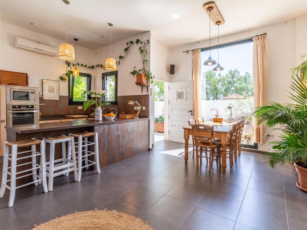 a kitchen and dining room with a table and chairs at Casa Ishtar in Nigüelas