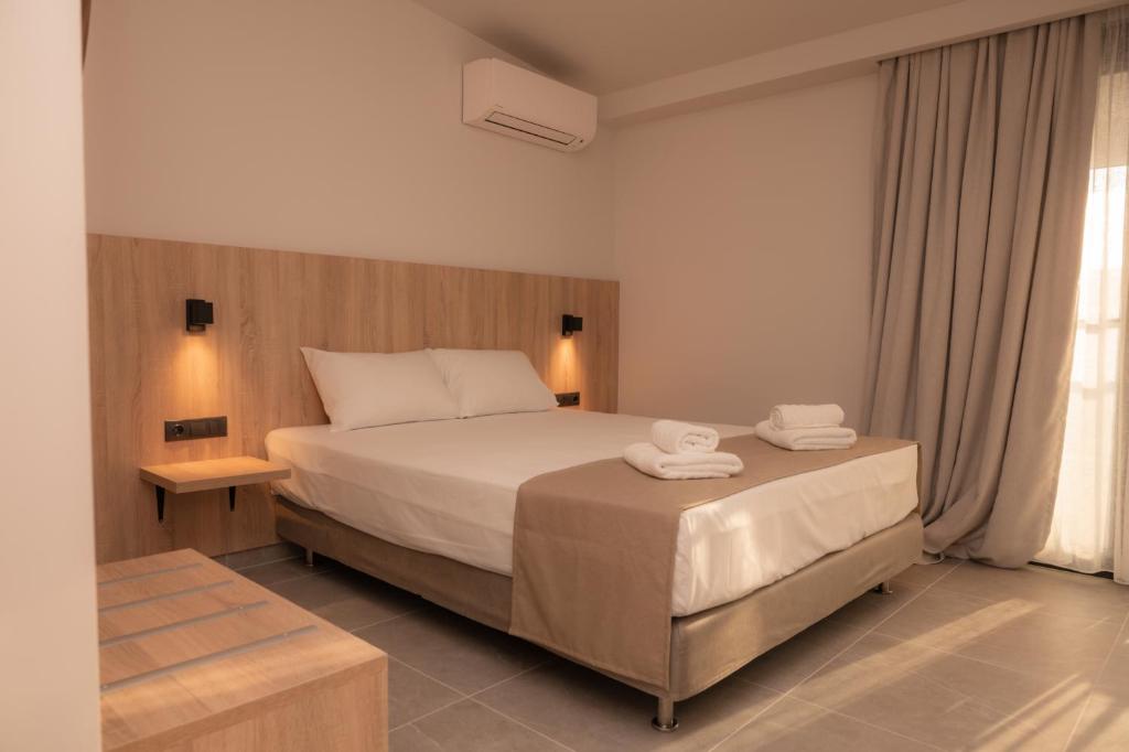 Postel nebo postele na pokoji v ubytování Nomad Hotel Paralia